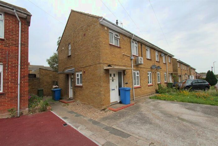 2 Bedroom Flat To Rent In Oak Road, Sittingbourne, ME10