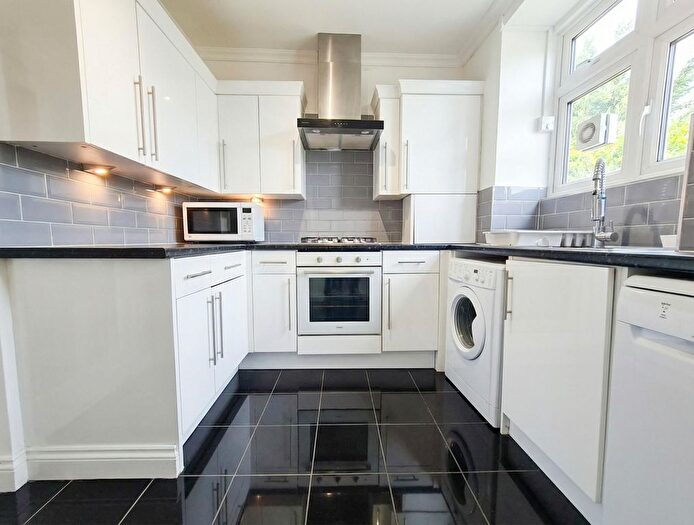 2 Bedroom Flat To Rent In Flat, Avondale Court, Churchfields, London, E18