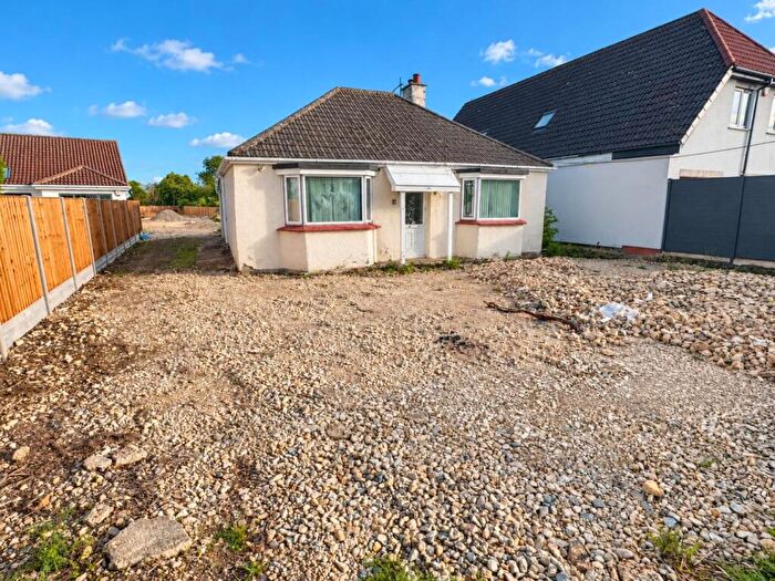 2 Bedroom Detached Bungalow For Sale In Avenue Road, Rushden, Northamptonshire, NN10