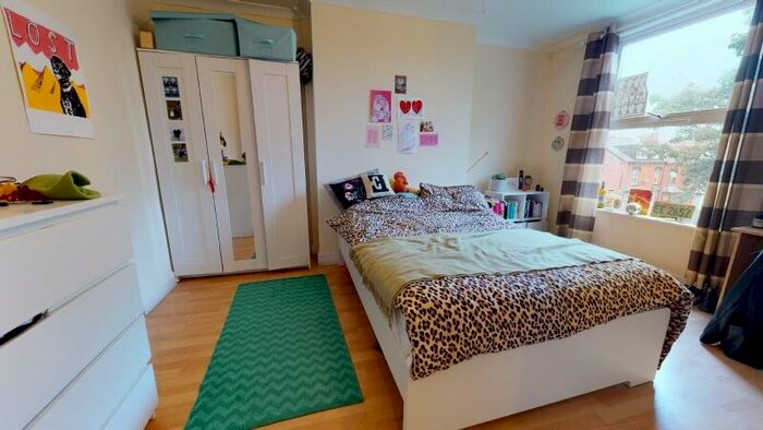 3 Bedroom Flat To Rent In Knowle Terrace, Burley, Leeds, LS4