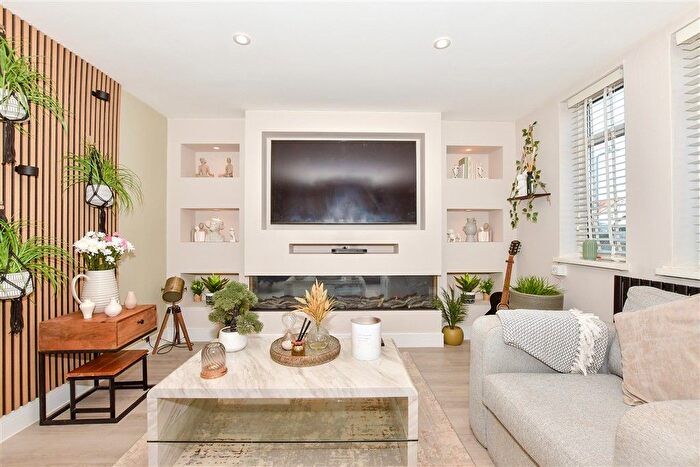 2 Bedroom Maisonette For Sale In Medina Road, Ditton, Aylesford, Kent, ME20