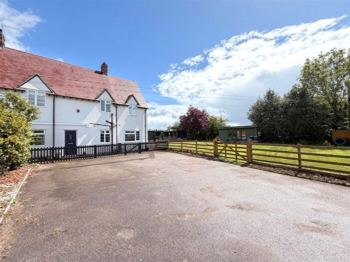 3 Bedroom Property For Sale In Asps Cottages, Banbury Road, Warwick, CV34