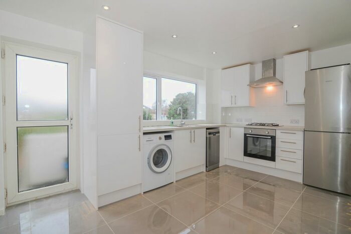 2 Bedroom Flat To Rent In Melvin Court, High Park Avenue, TW9