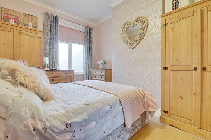 1 Bedroom Flat For Sale In Silverdale Avenue, Westcliff-On-Sea, SS0