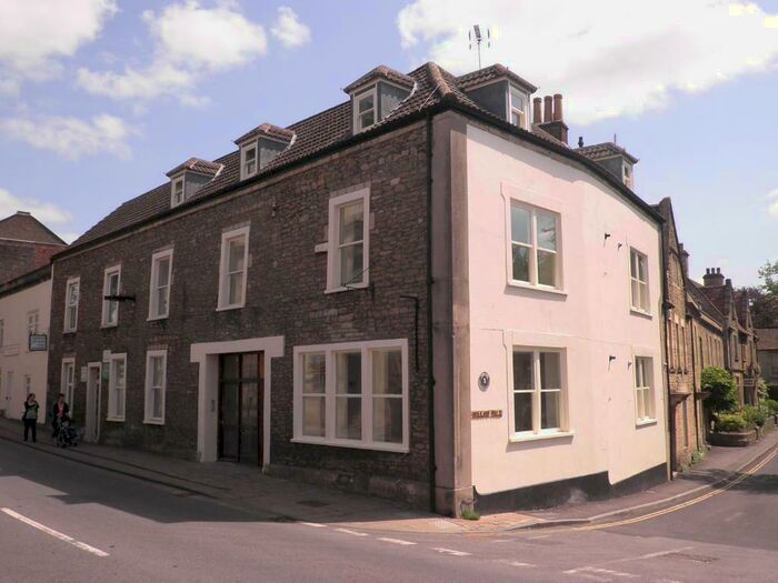 2 Bedroom Apartment To Rent In North Parade, Frome, BA11