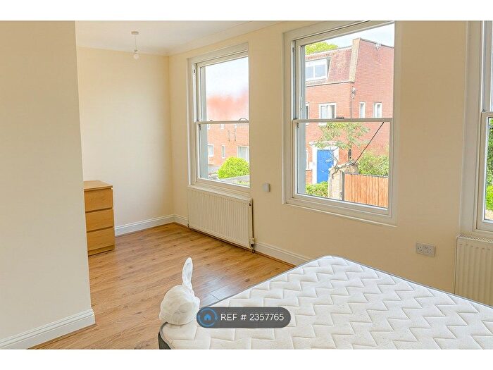 2 Bedroom Flat To Rent In Park Road, Kingston Upon Thames, KT2