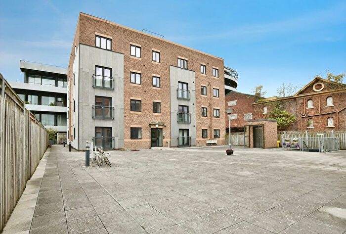 1 Bedroom Flat For Sale In Woodfield Road, Broadheath, Altrincham, WA14