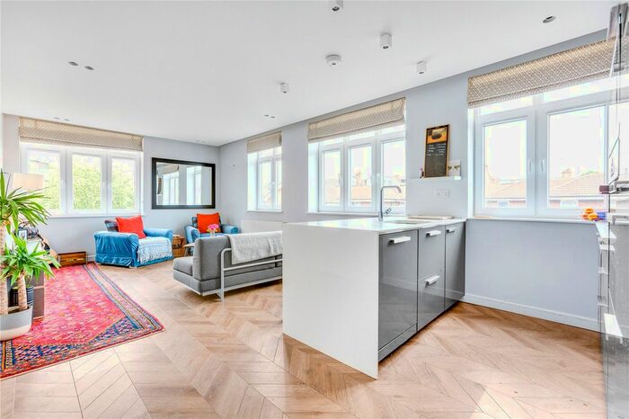 2 Bedroom Flat To Rent In Heather Close, London, SW8