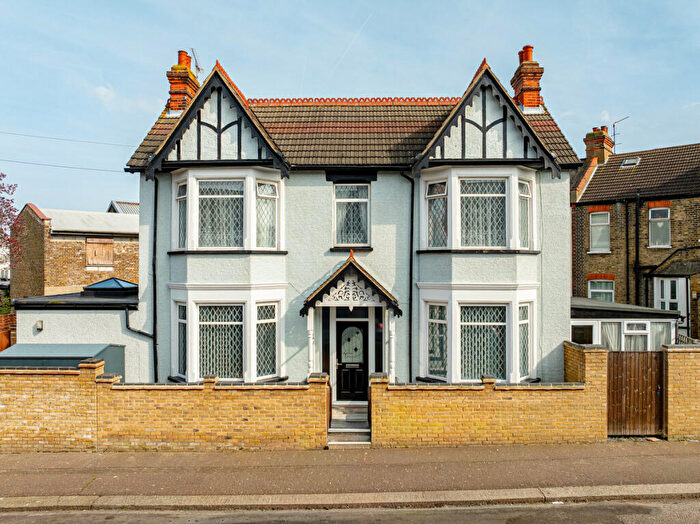3 Bedroom Detached House For Sale In Wenham Drive, Westcliff-on-sea, SS0