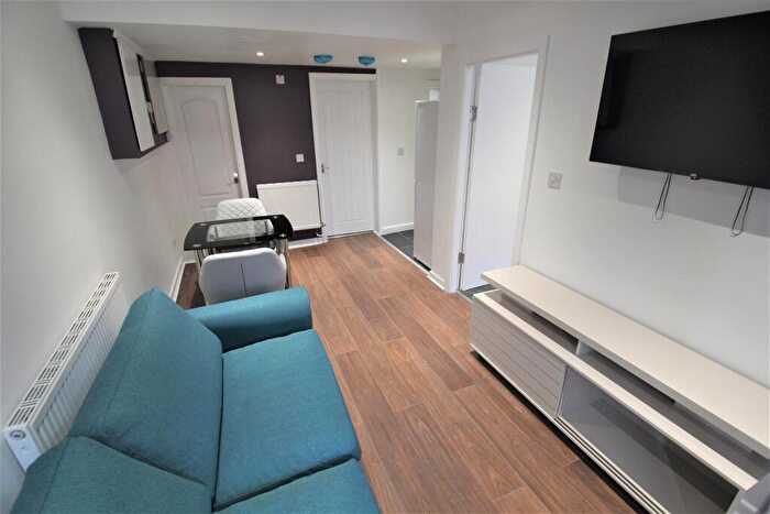 2 Bedroom Apartment To Rent In Edwin Road, Hyde Park, Leeds, LS6