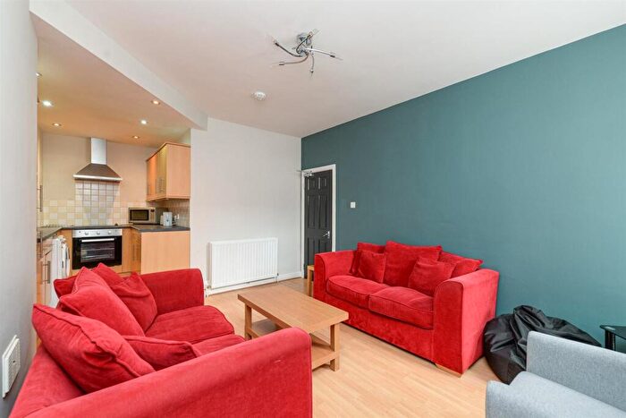 3 Bedroom Flat To Rent In Lavender Gardens, Jesmond, Newcastle Upon Tyne, NE2