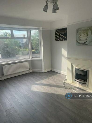 2 Bedroom Flat To Rent In Collier Row Road, Romford, RM5