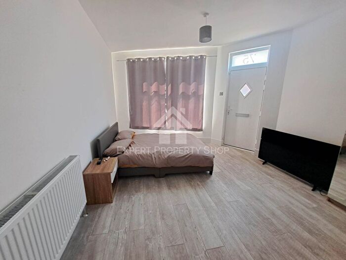 1 Bedroom Property To Rent In Room, Church Street, Creswell, S80