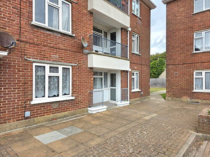 3 Bedroom Flat To Rent In Crossways Road, East Cowes, PO32