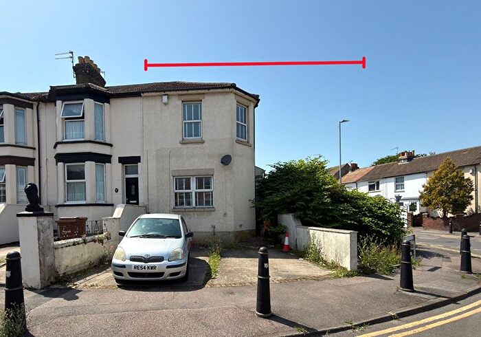 3 Bedroom End Of Terrace House For Sale In Napier Road, Gillingham, Kent, ME7