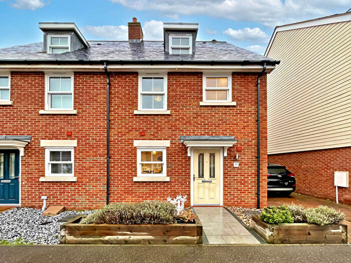 3 Bedroom Semi Detached House For Sale In Sherrington Grove, Biggleswade, SG18