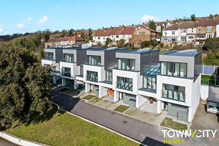 4 Bedroom Link Detached House To Rent In The Hamiltons, Chatham, ME5