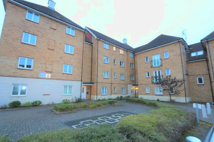 2 Bedroom Flat To Rent In Royal Crescent, Ilford, Newbury Park, IG2