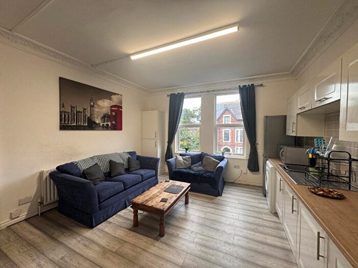 4 Bedroom Flat To Rent In Forest Road West, Nottingham, Arboretum, NG7