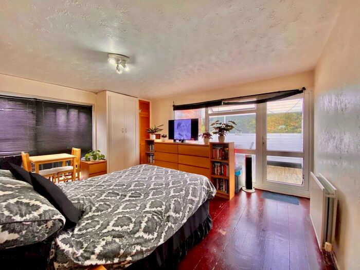 Studio To Rent In Avalon Close, Enfield EN2