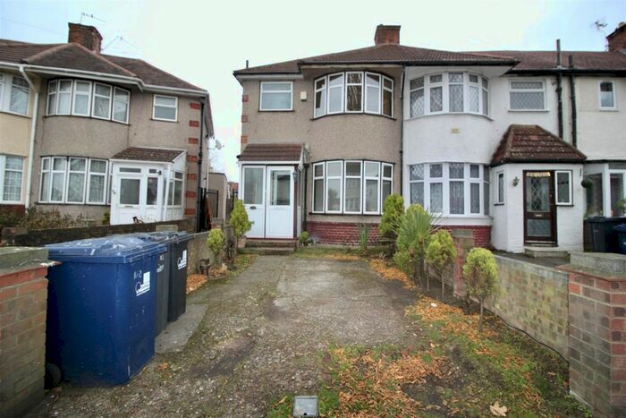 3 Bedroom End Of Terrace House To Rent In Ascot Gardens, Southall UB1