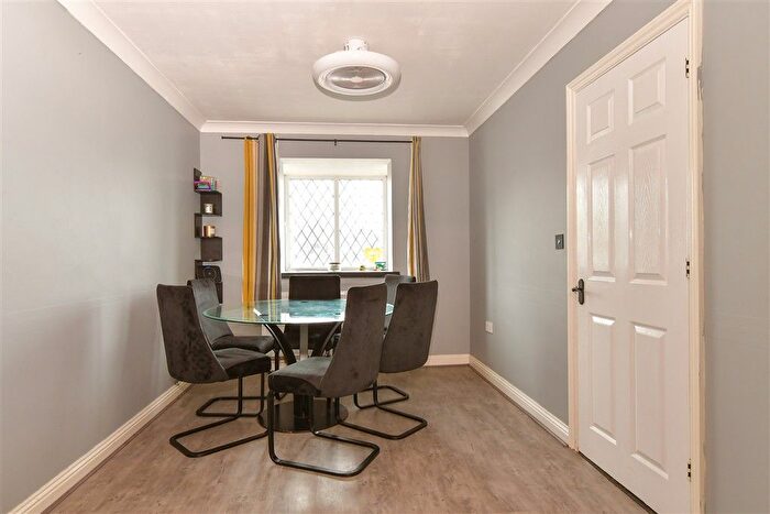 3 Bedroom Detached House For Sale In Grain Road, Middle Stoke, Rochester, Kent, ME3