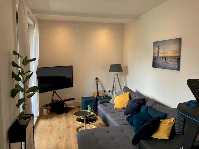 2 Bedroom Flat To Rent In Crossford Street, London, SW9