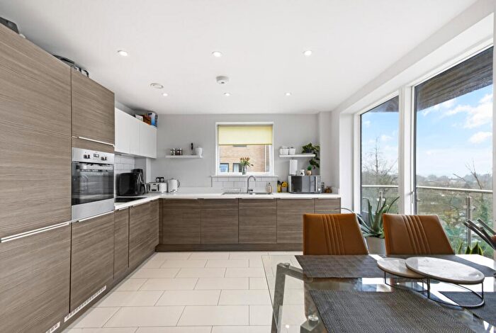 2 Bedroom Apartment For Sale In Old Bracknell Lane West, Bracknell, RG12