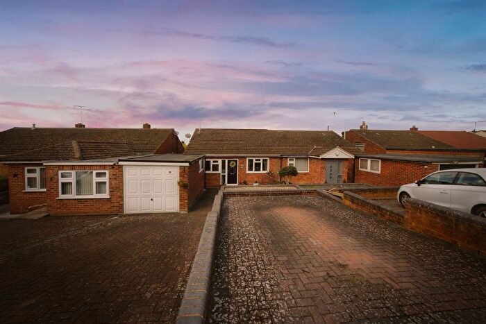 4 Bedroom Semi-Detached Bungalow For Sale In Chalton Heights, Chalton, Luton, LU4