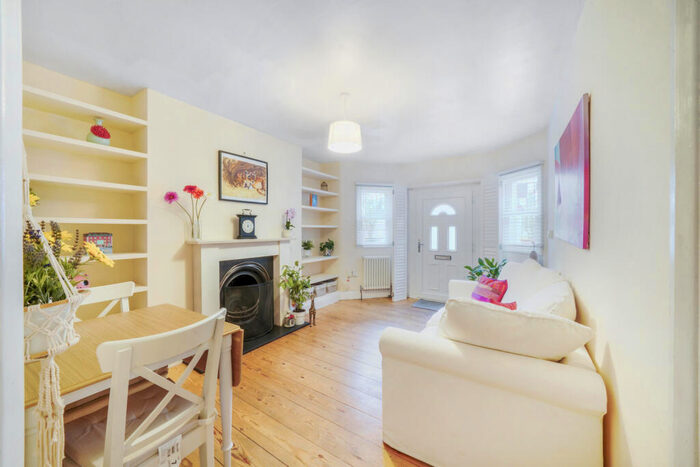2 Bedroom Flat To Rent In Bennerley Road, Battersea, London, SW11