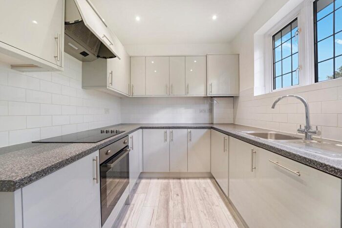 2 Bedroom Apartment To Rent In Lichfield Grove, Finchley Central, N3