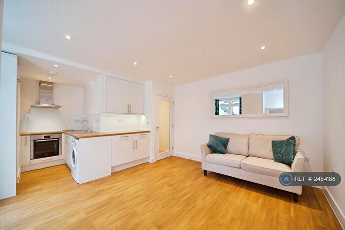 1 Bedroom Flat To Rent In Hemingford Road, Islington, N1