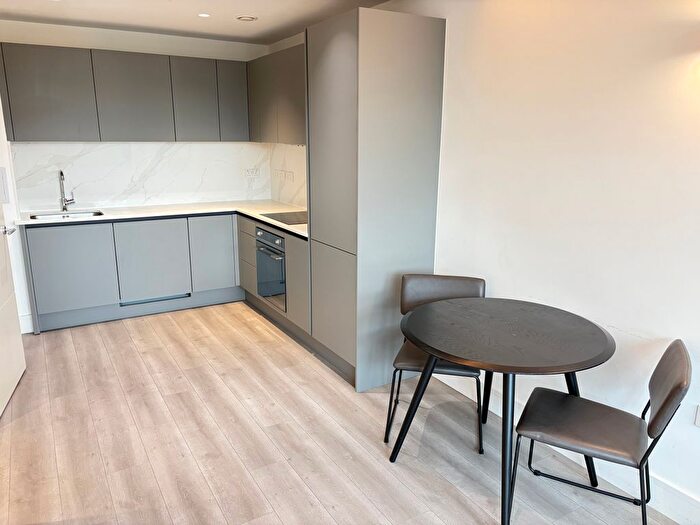 1 Bedroom Flat To Rent In Very Near Gilette Corner Renault Dacia Car Dealer, Brentford, TW8