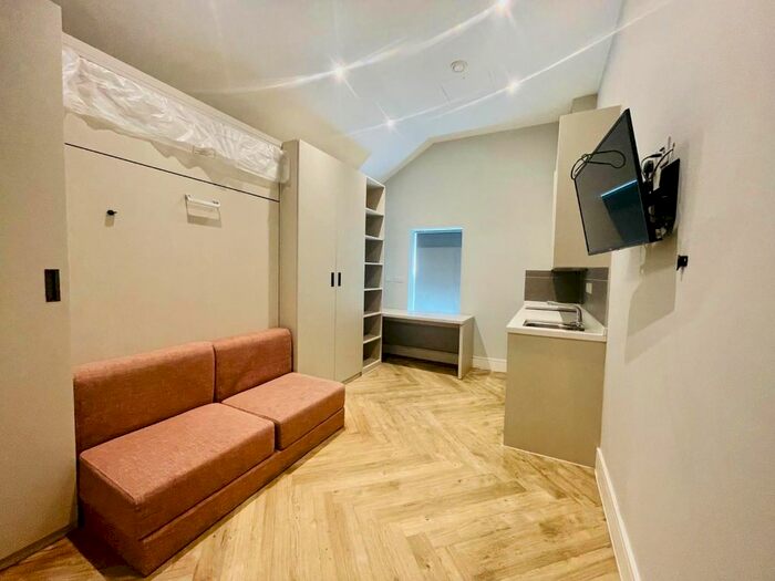 Studio To Rent In Hanger Lane, London, W5