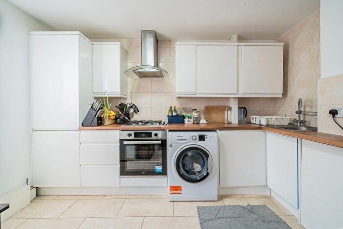 1 Bedroom Flat To Rent In Flanders Crescent, Tooting, SW17