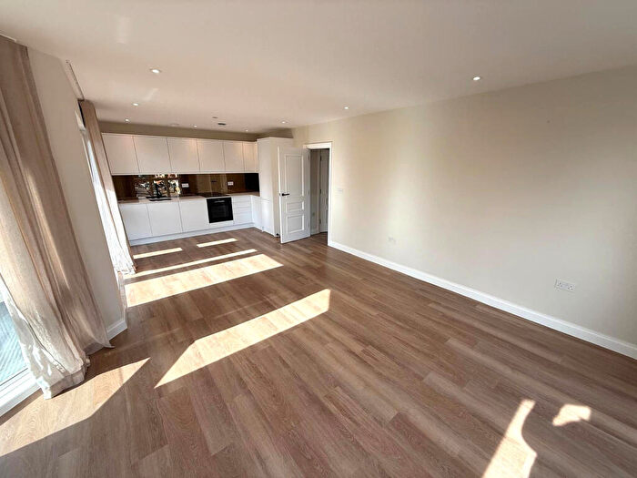 2 Bedroom Apartment To Rent In High Road, Chigwell, IG7