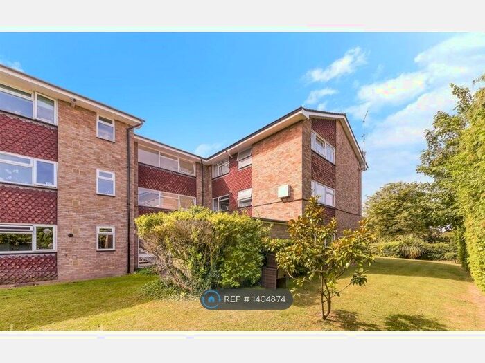 2 Bedroom Flat To Rent In Christchurch Park, Sutton, SM2