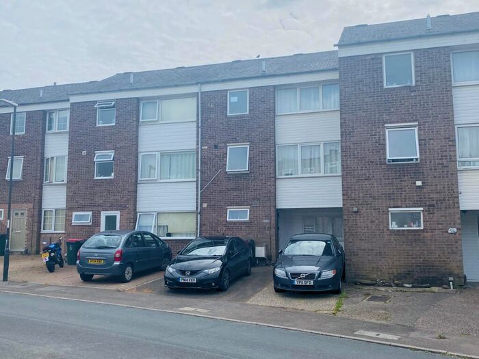 House To Rent In Southgate, RH11