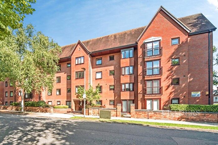 2 Bedroom Apartment For Sale In Warwick Avenue, Bedford, Bedfordshire, MK40