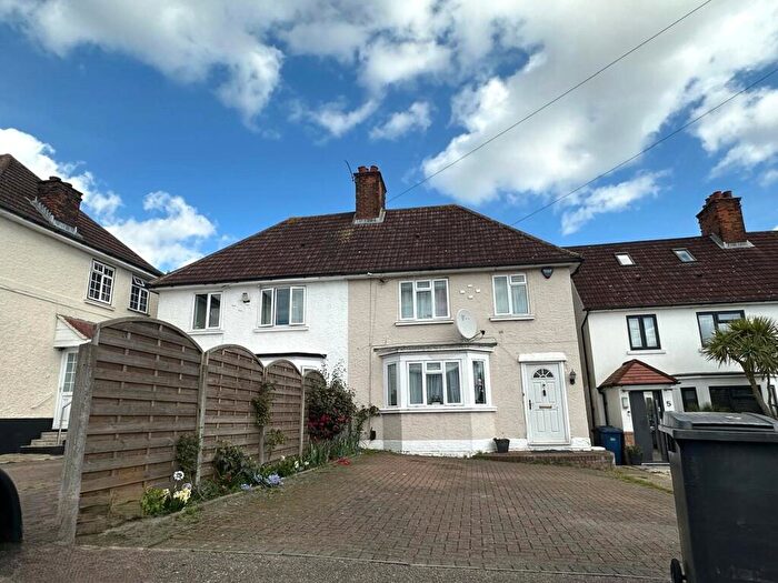 3 Bedroom Semi-Detached House To Rent In St Davids Place, Hendon, London, NW4