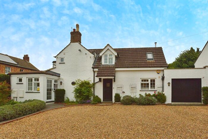 3 Bedroom Detached House For Sale In Narrow Path, Woburn Sands, Milton Keynes, MK17