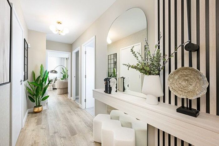 3 Bedroom Flat For Sale In High Street, Brentford, TW8