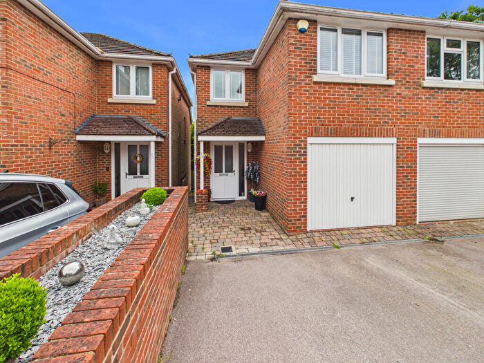 3 Bedroom Semi-Detached House For Sale In Yardley Road, Hedge End, SO30
