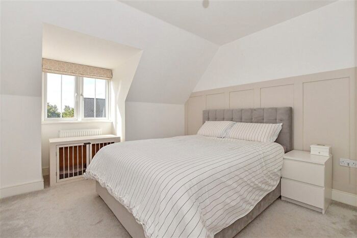 3 Bedroom Semi-detached House For Sale In The Glebe, Yalding, Maidstone, Kent, ME18