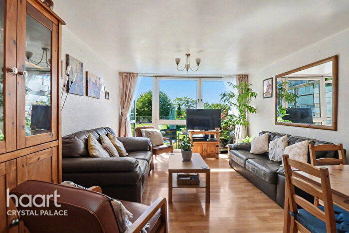 2 Bedroom Maisonette For Sale In Sylvan Road, London, SE19