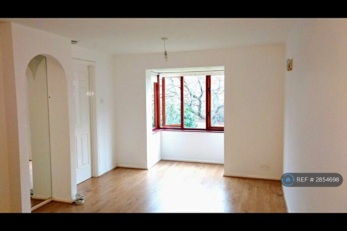 2 Bedroom Flat To Rent In Waterside Close, London, IG11