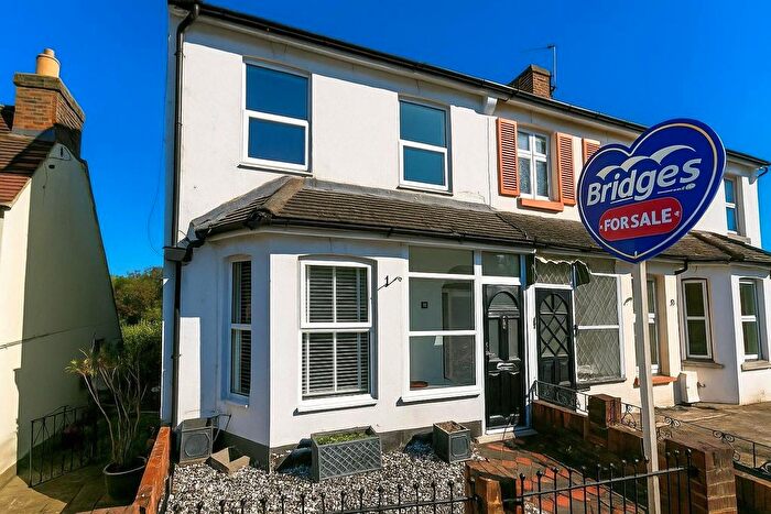 3 Bedroom End Of Terrace House For Sale In Pavilion Road, Aldershot, Hampshire, GU11