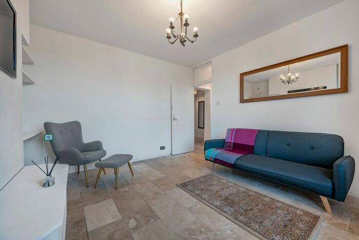 3 Bedroom Flat To Rent In Wandsworth Road, Clapham, London, SW8