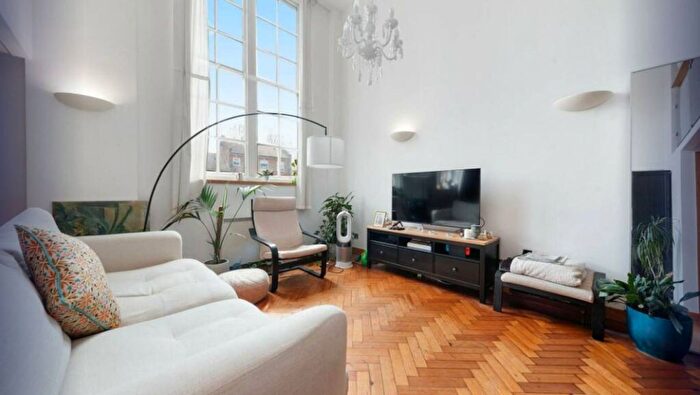 2 Bedroom Flat To Rent In Albany Road, Walworth, London, SE5