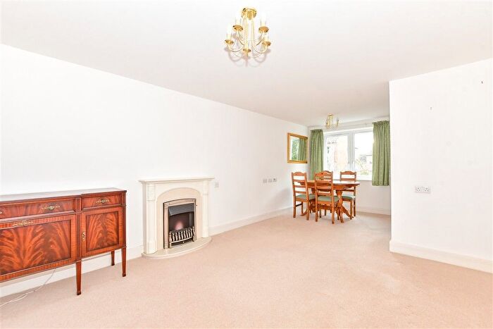 2 Bedroom Flat For Sale In Beaconsfield Road, Waterlooville, Hampshire, PO7